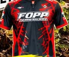 Jersey eksklusif FOPP hitam dengan aksen merah api
