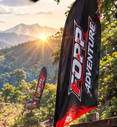 Rider motor trail melintasi jalur hutan yang mengalir